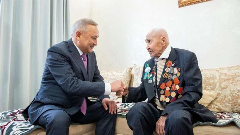 Ветерана ВОВ Ыскака Хусаинова поздравили с 101-летием в Жетысуской области