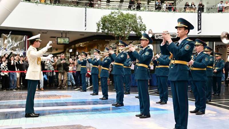 К 80-летию Великой Победы оркестр исполнил песни военных лет в Астане