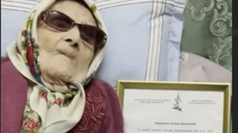 В Конаеве военные поздравили с 8 марта 104-летнего ветерана ВОВ Оксану Бетебаеву