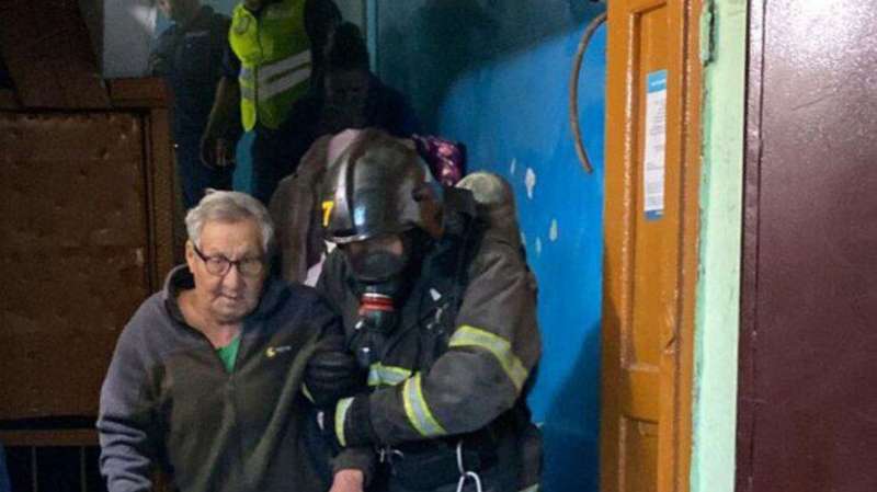 З0 человек эвакуировали спасатели из горящего дома на востоке Казахстана