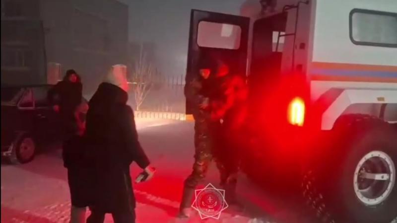 Ехали в Россию: 28 пассажиров замерзшего автобуса спасли в Казахстане
