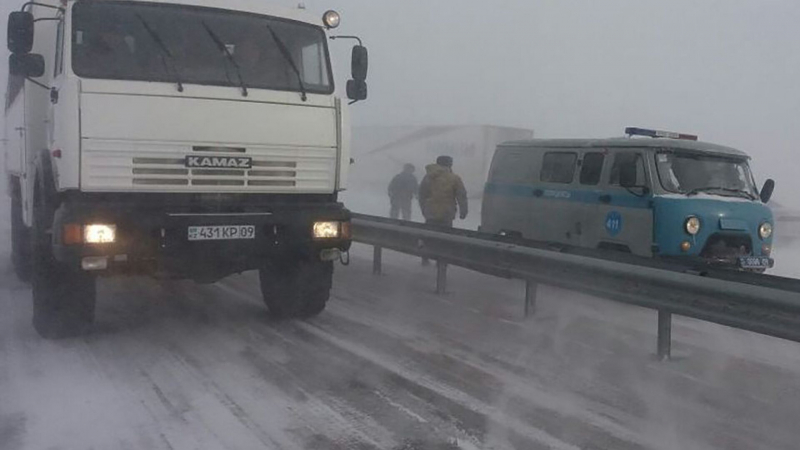 Где в Казахстане из-за непогоды перекрыли движение по трассам