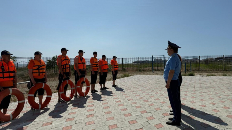 На побережье Каспия казахстанские спасатели расставили мобильные посты
