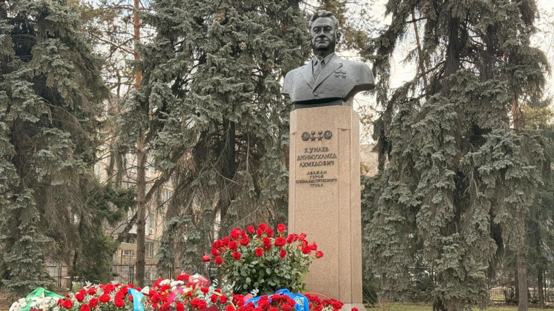 Память Динмухамеда Кунаева почтили в Алматы