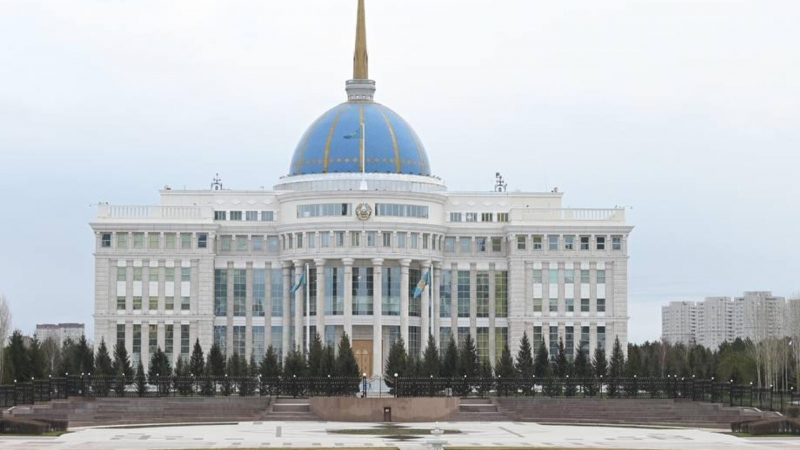 Токаев присвоил звания и госнаграды в преддверии Дня Республики