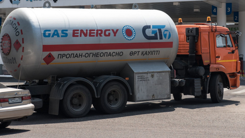 В Атырауской области заправленный бензовоз загорелся и чуть не взорвался прямо на АЗС