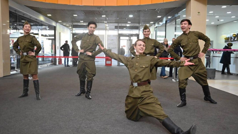 В честь Победы: в торговом центре Астаны выступили военные музыканты