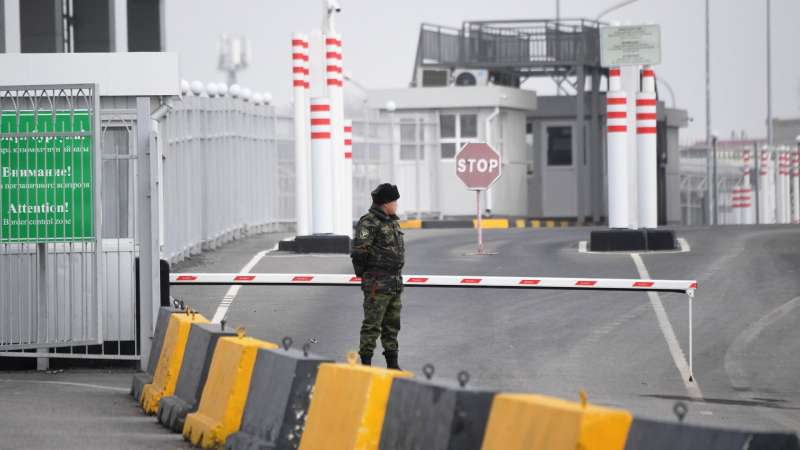 500 грузовиков застряли на границе Казахстана и России