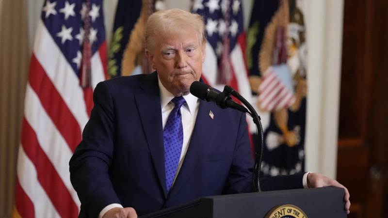 Трамп: Зеленский хочет продолжать конфликт, чтобы "сохранить кормушку"