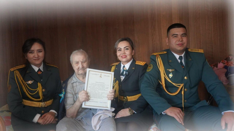В Алматы военнослужащие поздравили ветерана ВОВ Василия Шипилева с 102 днем рождения